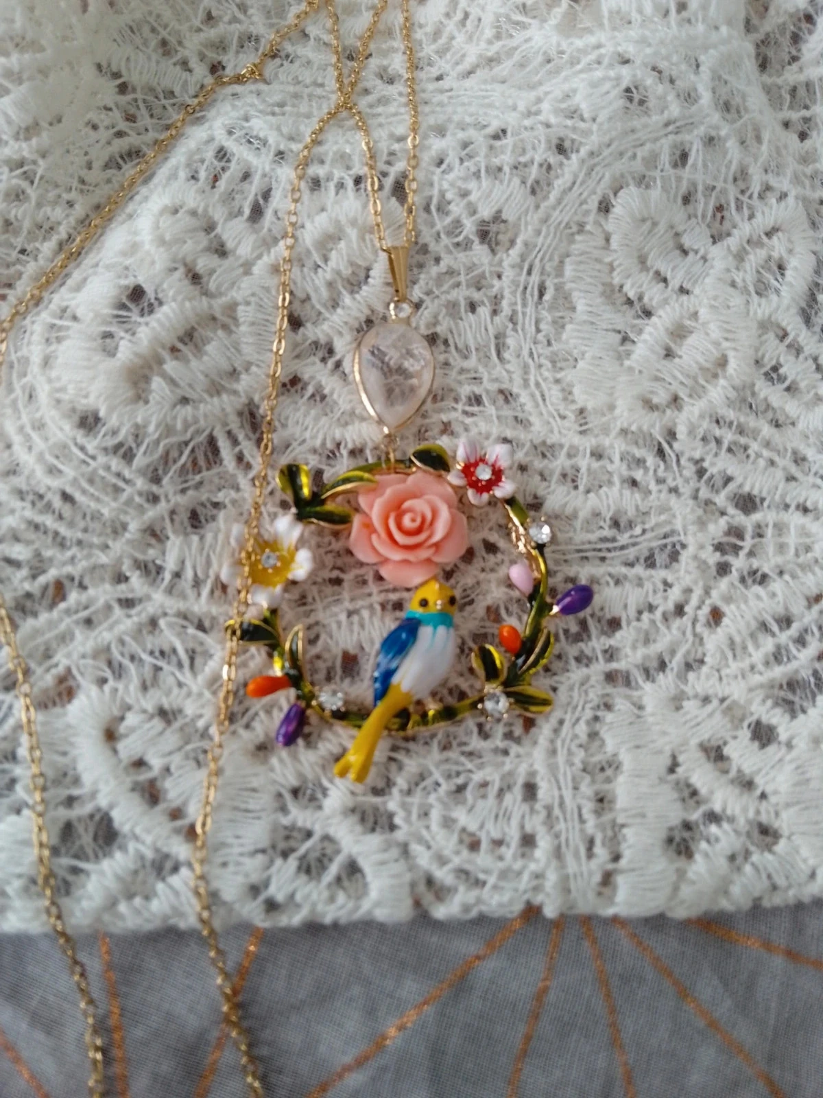 Collar de corona de flores dorado con pájaro y piedra de cristal de roca – photo 2